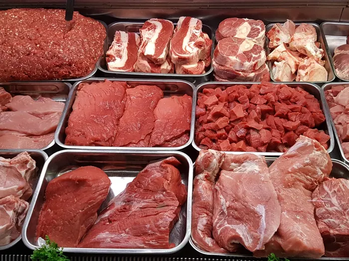 Frisches Fleisch in der Theke der Fleischerei Gallander: Hackfleisch, Rind- und Schweinefleisch in Edelstahlwannen