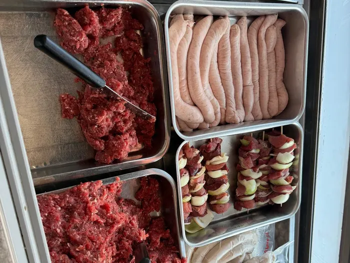 Frisches Grillgut in der Theke der Fleischerei Gallander: Hackfleisch, rohe Bratwürste und Schaschlykspieße