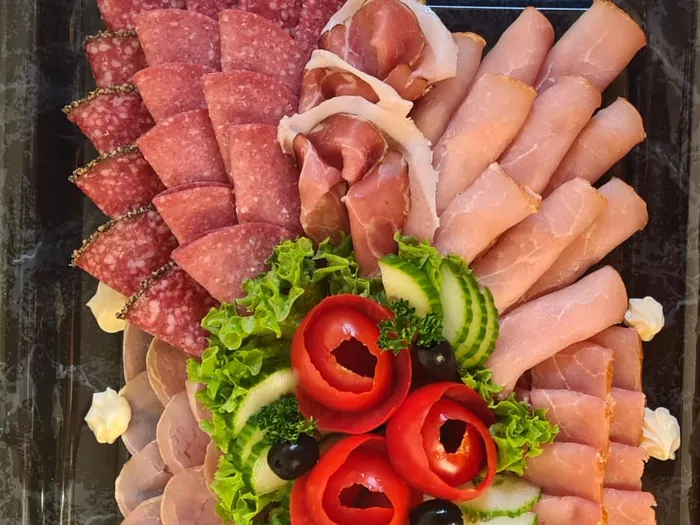 Kalte Platte mit Salami, Schinken und Tomaten-Garnitur