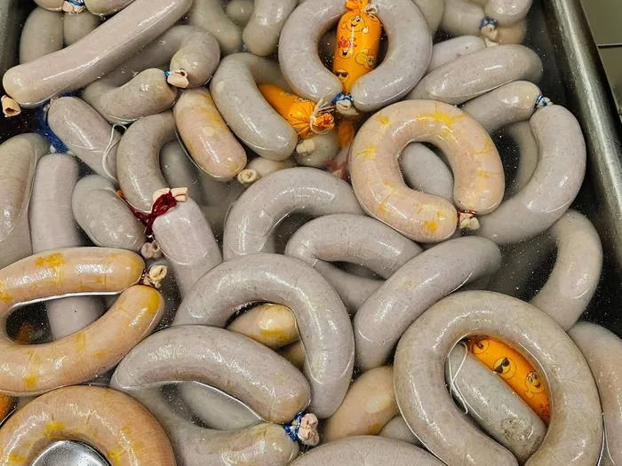 Frisch gebrühte Kochwürste aus unserer eigenen Wurstküche