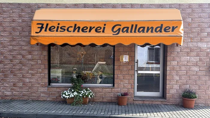 So finden Sie uns: Ladengeschäft der Fleischerei Gallander in Weißenfels-Langendorf mit Markise und Blumen vor dem Schaufenster