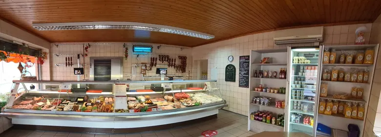 Der Verkaufsraum der Fleischerei Gallander in Langendorf mit Frischetheke und Regalen