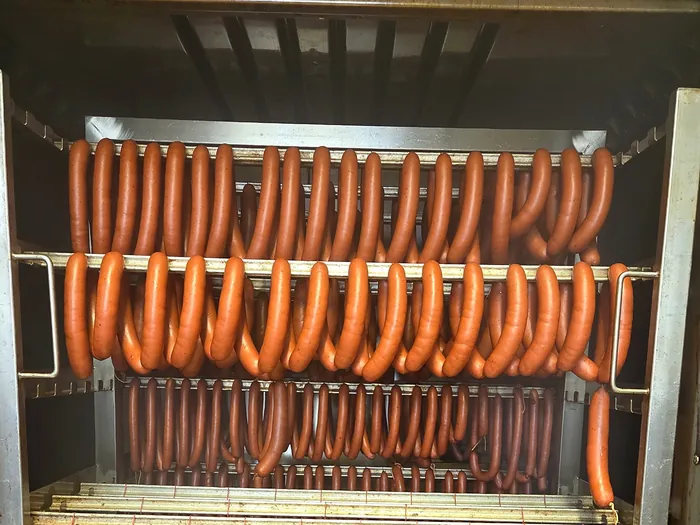 Bockwurst und Wiener frisch aus dem Rauch im Räucherschrank der Fleischerei Gallander