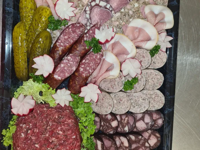 Schlachteplatte mit Hackepeter, Sülze, Rotwurst, Leberwurst und Gewürzgurken