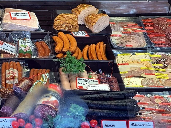 Blick in die Wursttheke der Fleischerei Gallander: Bierschinken, Bockwurst, Brühwürstchen und Aufschnitt