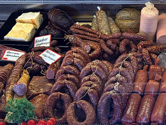 Wursttheke der Fleischerei Gallander mit abgehangenen Knackern, Polnischer, Salami und Schinken