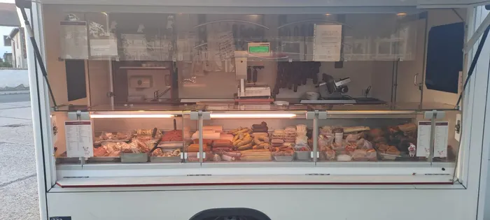 Blick von vorn in die beleuchtete Theke des Verkaufswagens