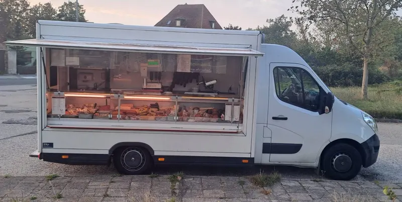 Der Verkaufswagen der Fleischerei Gallander mit aufgeklappter Verkaufsklappe