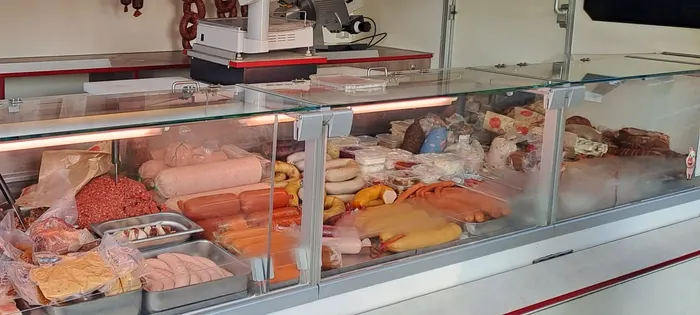 Wurst, Hackfleisch und Aufschnitt in der Theke des Verkaufswagens