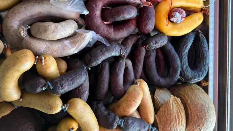 Auswahl aus der Wursttheke: Leberwurst, Rotwurst und Blutwurst in Ringen, gelbe Knackwurst und Schinken